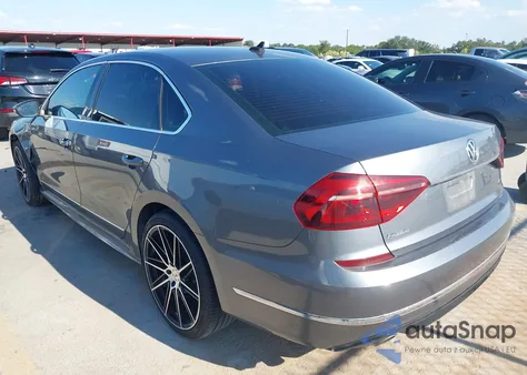 2017 Volkswagen Passat 1.8T R-Line z USA, uszkodzony, nr VIN 1VWDT7A36HC024482